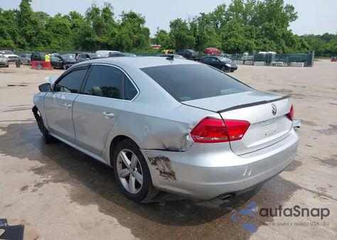 2013 Volkswagen Passat 2.5L Se z USA, uszkodzony, nr VIN 1VWBP7A3XDC008677